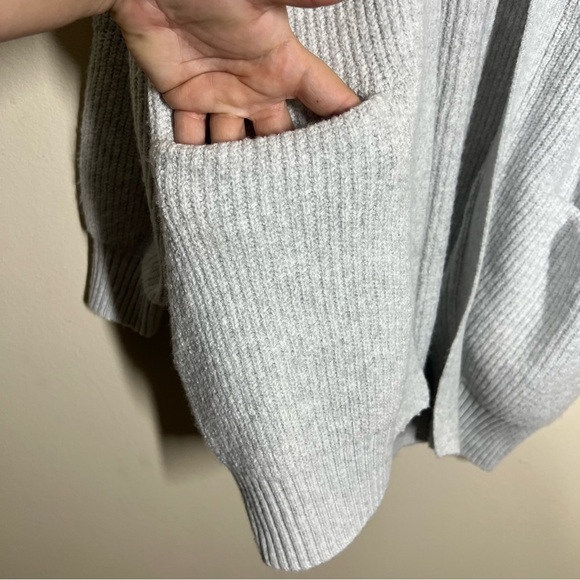 Weekend Los Angeles Women’s Heather Grey Ribbed Knit Cardigan Size Small Slouchy - Picture 4 of 12